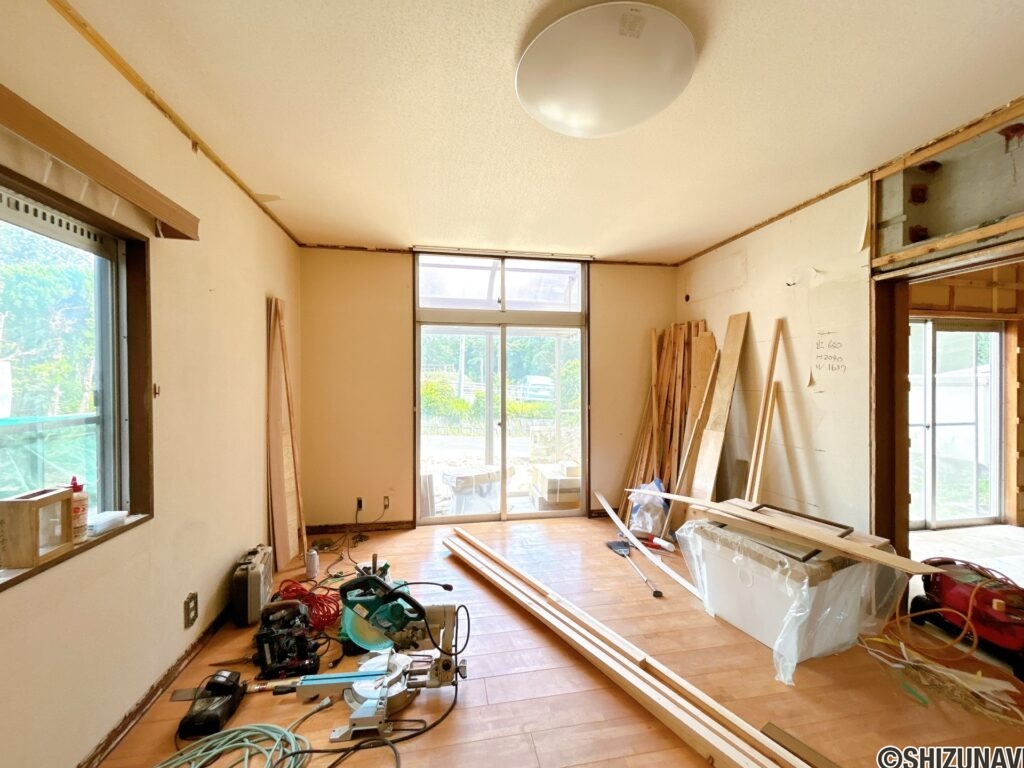 【リフォーム中/LDK別角度】（7/11撮影）フローリング重張、建具交換、クロス張替、照明交換を行います。