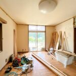 【リフォーム中/LDK別角度】（7/11撮影）フローリング重張、建具交換、クロス張替、照明交換を行います。