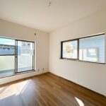 【リフォーム中/2階西側洋室6帖別角度】（10/3撮影）フロアタイル上張り、クロス張替が完了いたしました。これから照明交換、クリーニングを行う予定です。クローゼット付きのお部屋となっておりますので衣類等の収納にも困りません。
