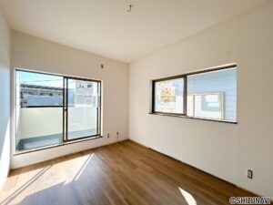 【リフォーム中/2階西側洋室6帖別角度】（10/3撮影）フロアタイル上張り、クロス張替が完了いたしました。これから照明交換、クリーニングを行う予定です。クローゼット付きのお部屋となっておりますので衣類等の収納にも困りません。