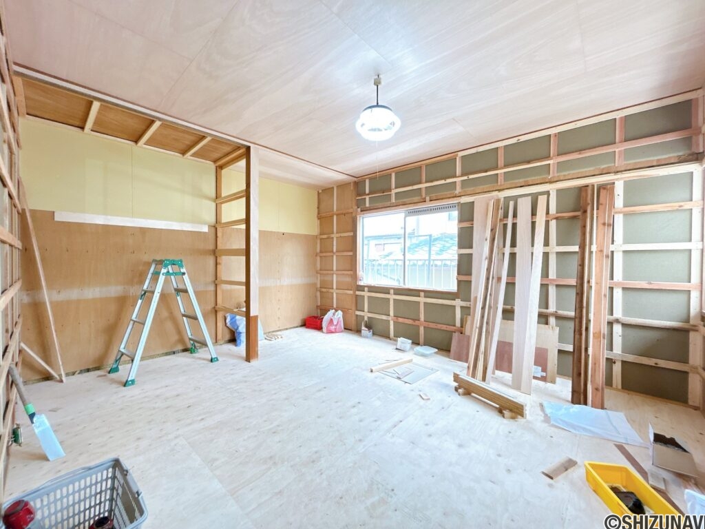 【リフォーム中/2階8帖北東側洋室】（6/29撮影）約8帖のお部屋です。元々は和室ですが、洋室へとリフォームいたします。フローリング張り、クロス張替、照明交換を行います。