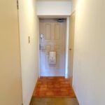 【リフォーム前／玄関】玄関の鍵交換を行いますので、防犯面でも安心です。