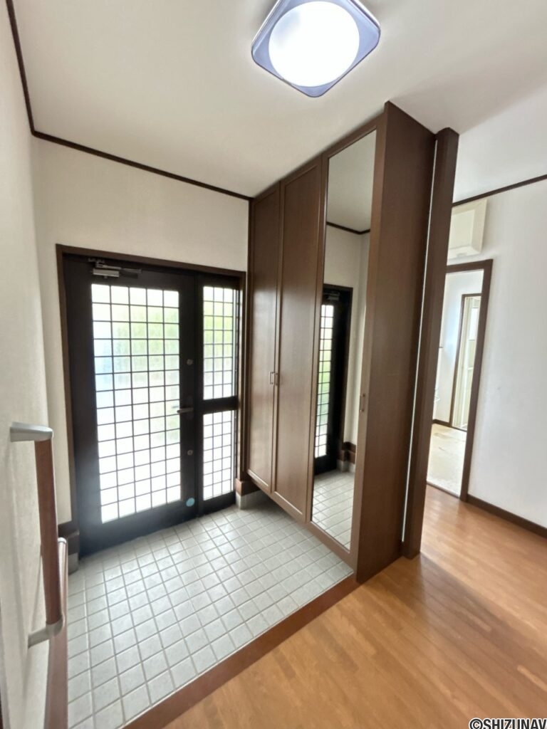 【玄関内観】