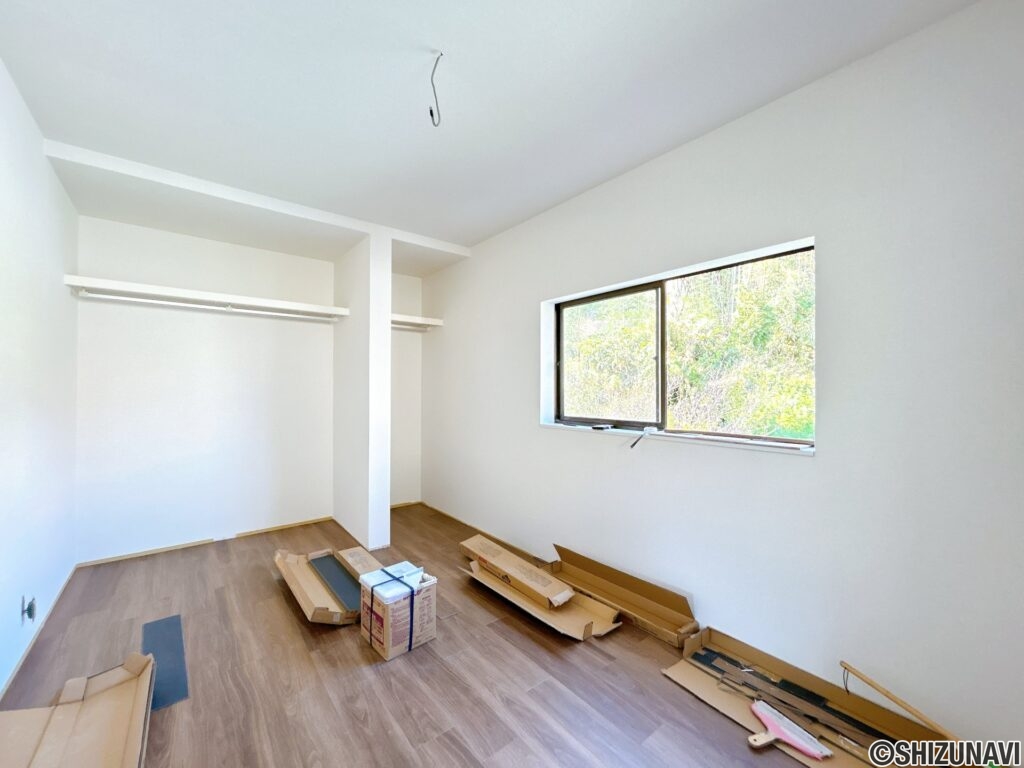 【リフォーム中/2階北側洋室別角度】（10/3撮影）和室から、洋室へと変更を行いました。押入部分はオープン収納へとリフォームし、収納力の高いお部屋になりました。これから照明設置とクリーニングを行う予定です。