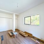 【リフォーム中/2階北側洋室別角度】（10/3撮影）和室から、洋室へと変更を行いました。押入部分はオープン収納へとリフォームし、収納力の高いお部屋になりました。これから照明設置とクリーニングを行う予定です。