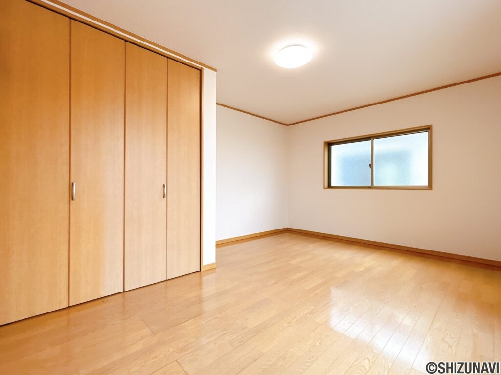 【リフォーム後/2階洋室（1）9帖】床のクリーニング・ワックスがけを行います。あわせて壁・天井のクロスを張り替え、お部屋全体を明るく心地よい空間へとリフォームしていきます。