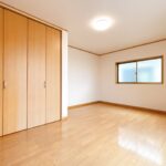【リフォーム後/2階洋室（1）9帖】床のクリーニング・ワックスがけを行います。あわせて壁・天井のクロスを張り替え、お部屋全体を明るく心地よい空間へとリフォームしていきます。