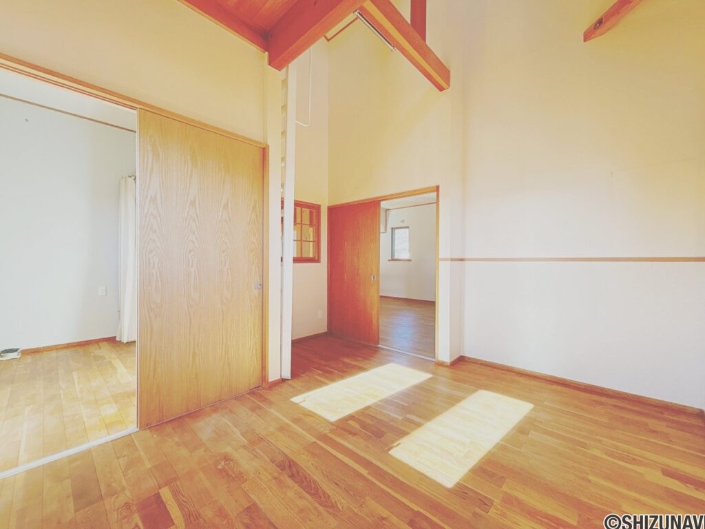 松岡2階8帖洋室