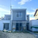 【リフォーム中/外観別角度】（8/23撮影）外壁塗装が完了しました。購入後すぐの大きな修繕負担を軽減できます。