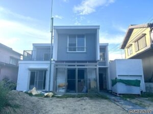【リフォーム中/外観別角度】（8/23撮影）外壁塗装が完了しました。購入後すぐの大きな修繕負担を軽減できます。