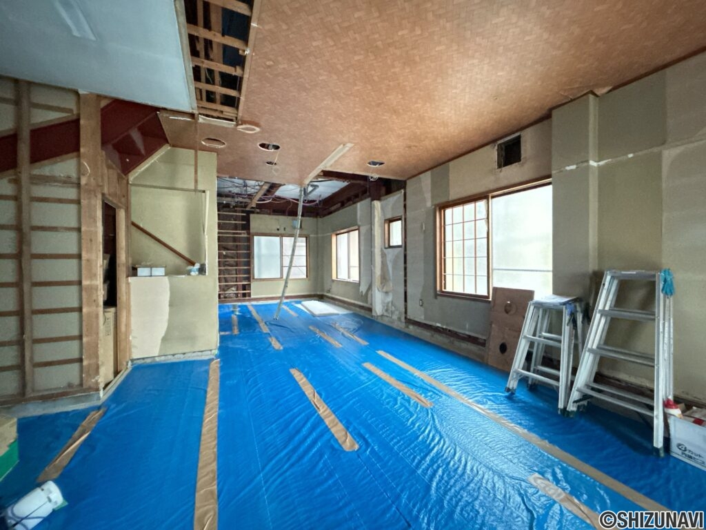 【リフォーム中／1階土間スペース】1階は土間打ち、クロス張替え、照明交換を行います。用途に合わせて自由に活用できる空間へリフォームいたします。