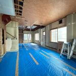 【リフォーム中／1階土間スペース】1階は土間打ち、クロス張替え、照明交換を行います。用途に合わせて自由に活用できる空間へリフォームいたします。