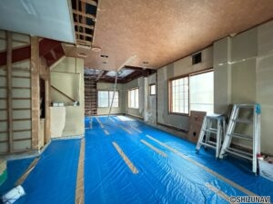 【リフォーム中／1階土間スペース】1階は土間打ち、クロス張替え、照明交換を行います。用途に合わせて自由に活用できる空間へリフォームいたします。