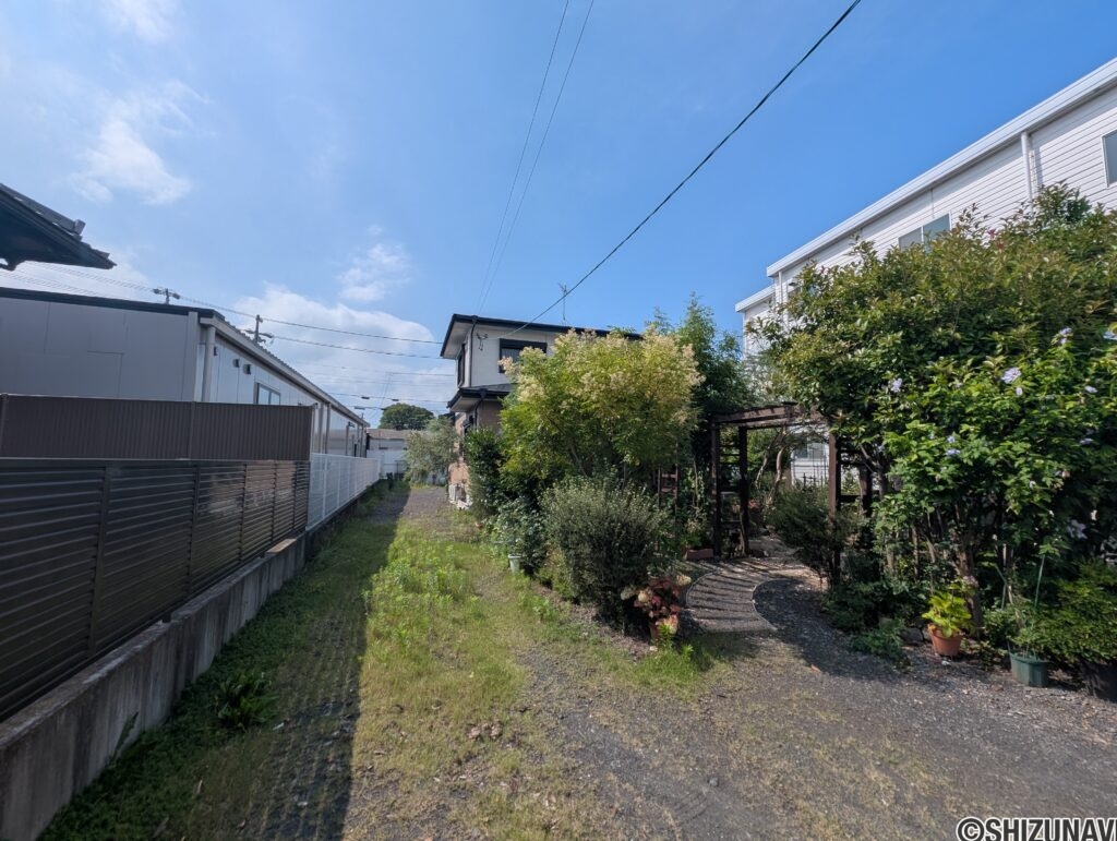 敷地は広く、駐車場・家庭菜園・ガーデンニングなどにおすすめです。
