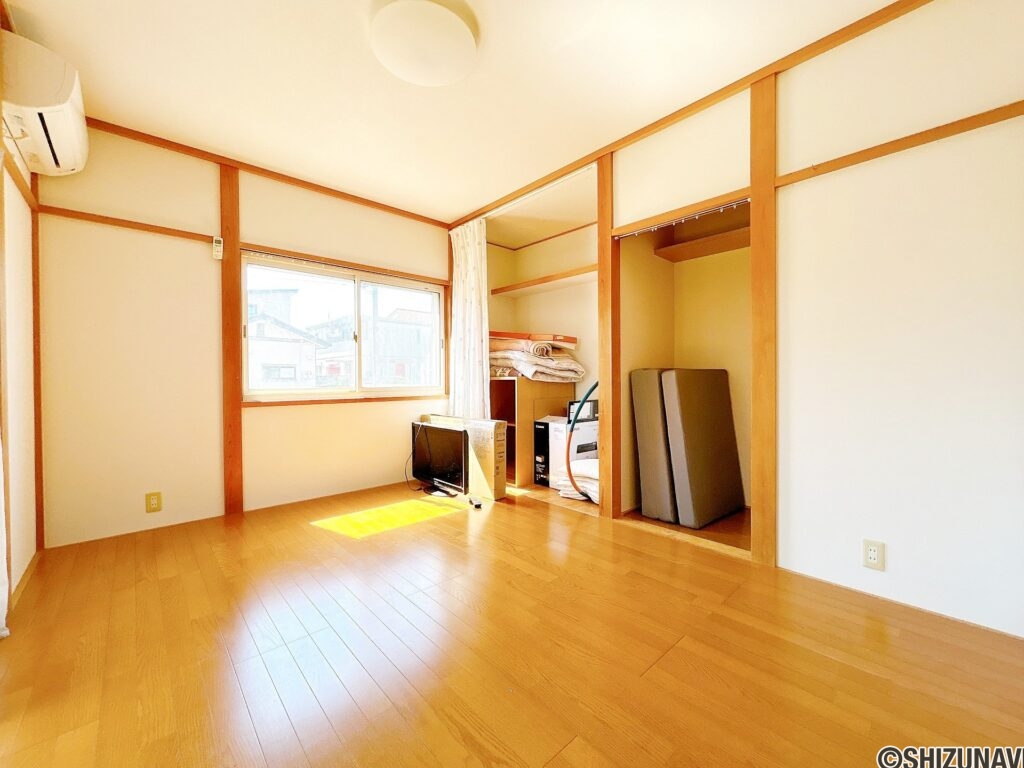 【2階西側洋室9帖】
