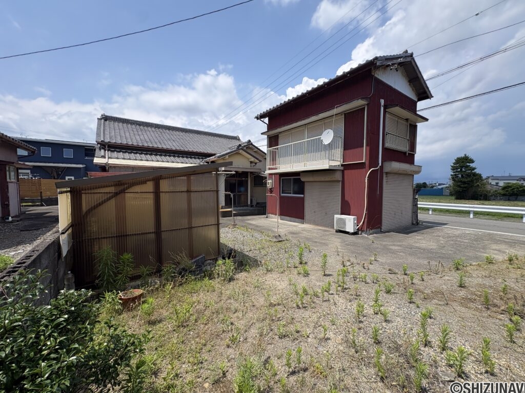 敷地内③