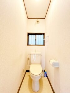 【1階トイレ】毎日使用するトイレは洗浄便座付きトイレに新品交換予定。クロスやフロアの張替を一緒にすることで清潔感のある空間に。直接肌に触れる部分は新品がいいですね。