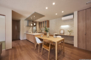 【B棟】生活の中心となるLDKは対面キッチンタイプのゆったりサイズ。キッチン上を下がり天井にすることで、空間にアクセントが生まれホテルライクな雰囲気を演出できます。