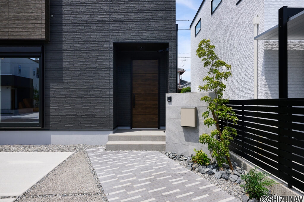 【C棟】建物と調和するエクステリアデザイン。アプローチや植栽までトータルにコーディネートし、上質な住まいの第一印象を演出します。