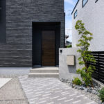 【C棟】建物と調和するエクステリアデザイン。アプローチや植栽までトータルにコーディネートし、上質な住まいの第一印象を演出します。