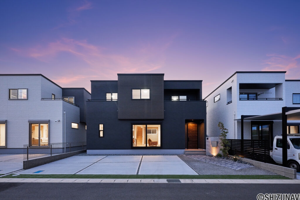 【C棟】落ち着きと重厚感のあるカラーで統一した外観デザイン。プロのコーディネーターが建物のフォルムや街並みとの調和まで考え、一邸一邸丁寧にデザインしています。
