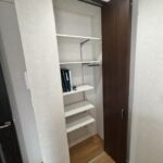 リビング横カウンター収納　あると便利な位置に収納がございます。