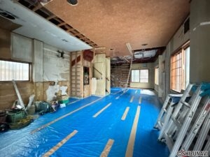 【リフォーム中／1階土間スペース】別角度　元店舗部分は、土間打ち、クロス張替え、照明交換を行います。用途に合わせて自由に活用できる空間へリフォームします。