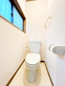 【2階トイレ】毎日使用するトイレは洗浄便座付きトイレに新品交換予定。クロスやフロアの張替を一緒にすることで清潔感のある空間に。直接肌に触れる部分は新品がいいですね。