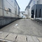 玄関前のアプローチにも1～2台駐車可能です♪
