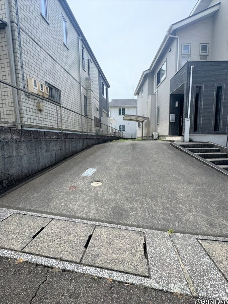玄関前のアプローチにも1～2台駐車可能です♪