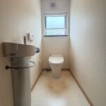 1階トイレは人気のタンクレスタイプです♪