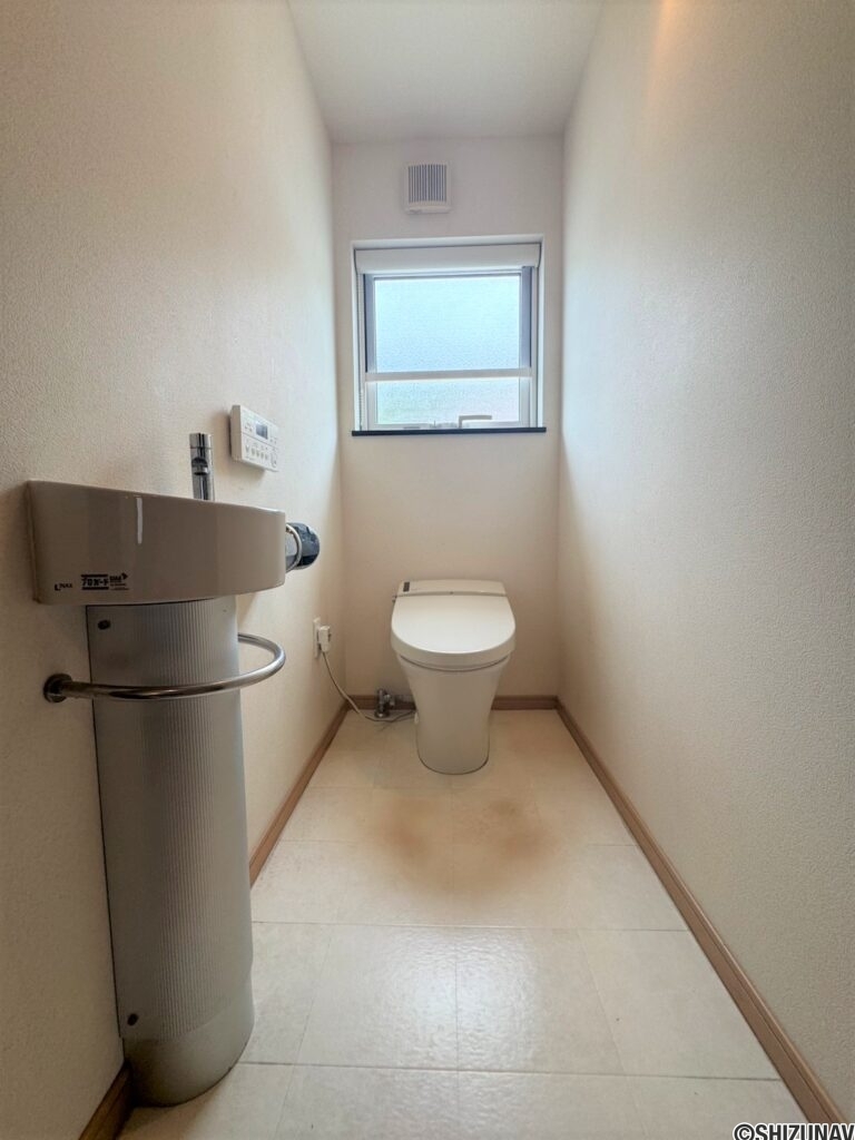 1階トイレは人気のタンクレスタイプです♪