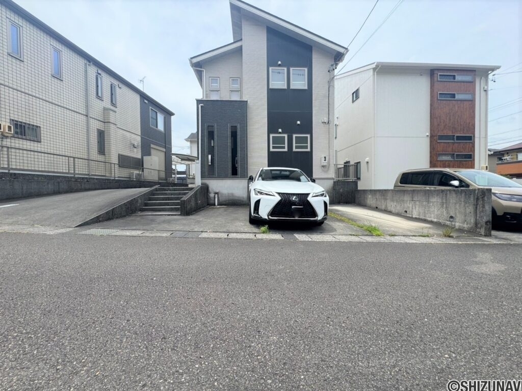 駐車スペースも広々としております♪