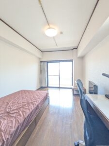 【洋室】北側から撮影。南窓からの陽当たりが良好で明るいです。