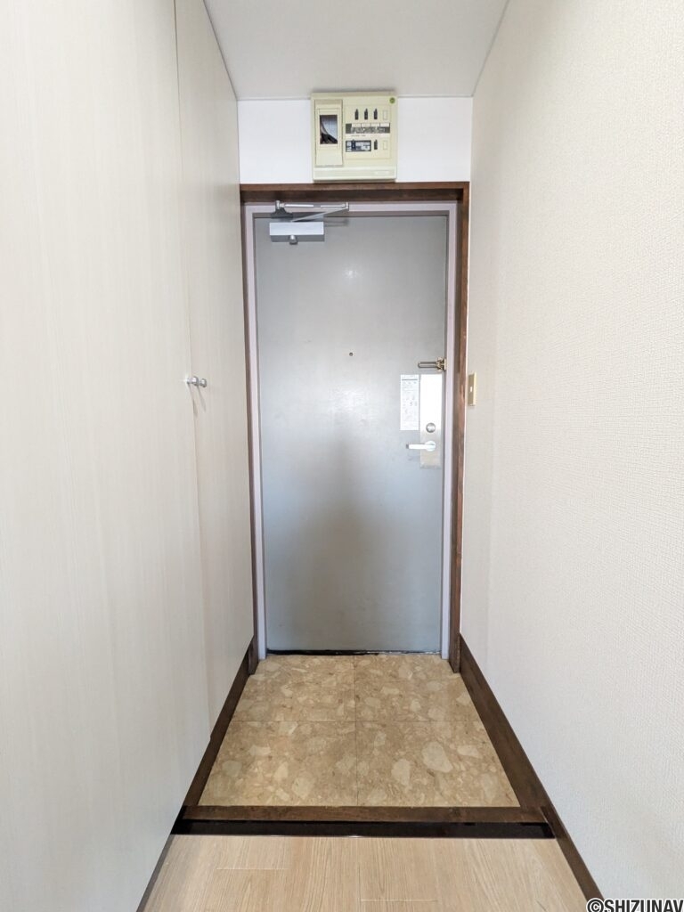 【玄関】シューズクローク付です。