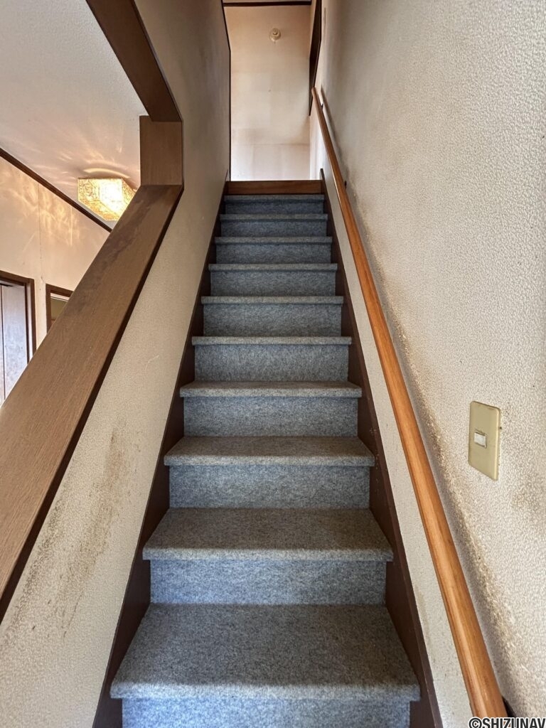 【リフォーム中/階段】階段は現状カーペット仕様ですが、フロアタイルに張替えを行う予定です。手すり、滑り止めを設置しますので、毎日の上り下りも安心です。