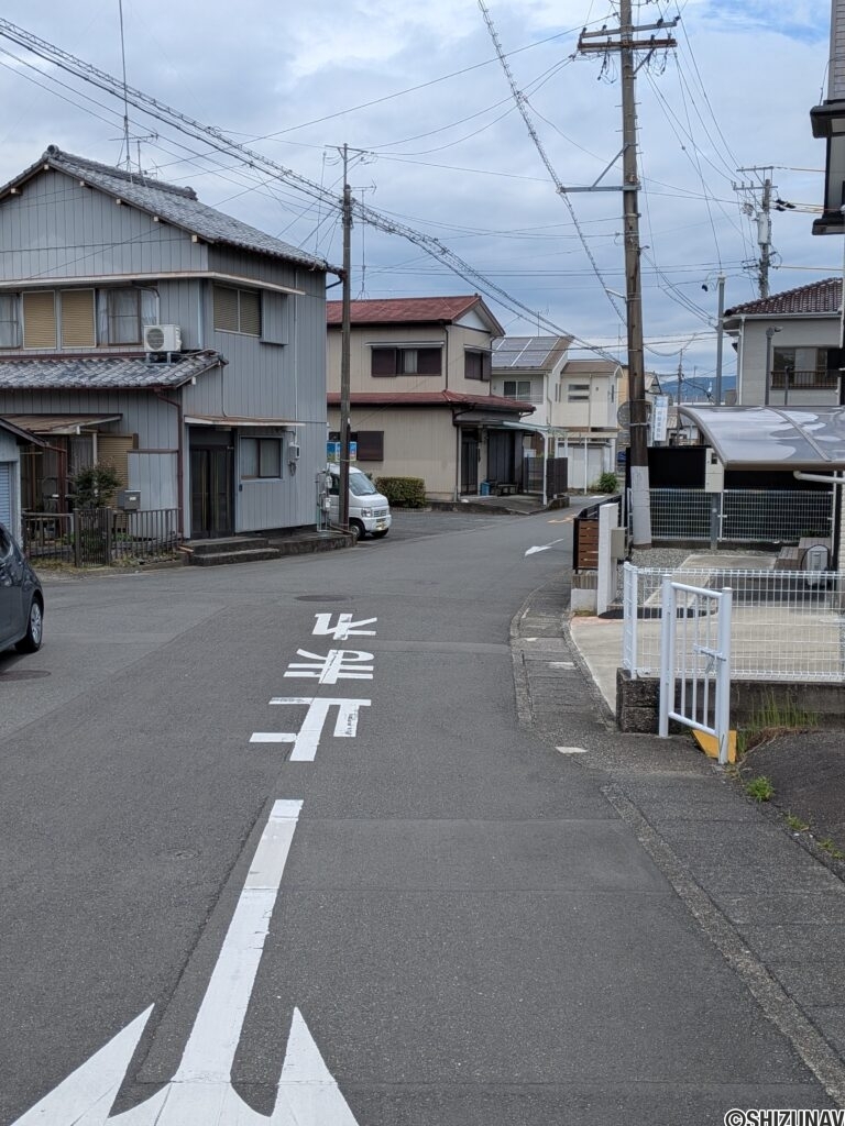 西側前面道路
