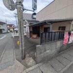 敷地南西角南面と西面の道路に接する角地です！