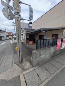 敷地南西角南面と西面の道路に接する角地です！