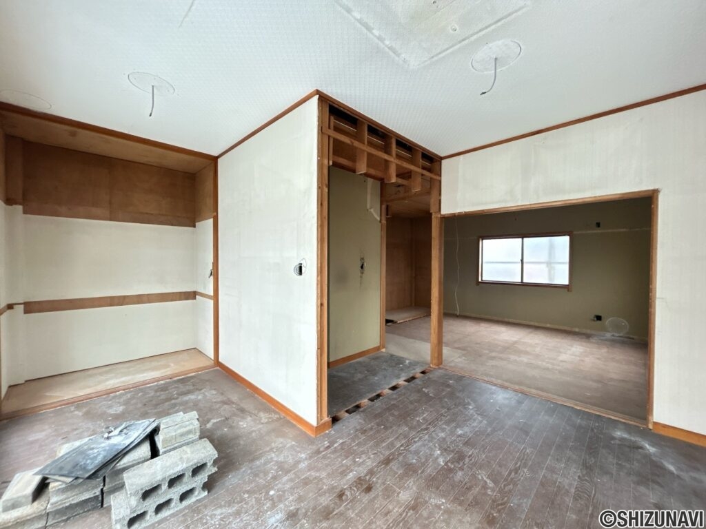【リフォーム中／3階洋室】約7帖から約8.13帖へ広がります。フローリング仕上げ、クロスの張替え、建具交換、収納建具交換、照明交換を行い、より快適で使いやすい空間へとリフォームします。