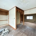 【リフォーム中／3階洋室】約7帖から約8.13帖へ広がります。フローリング仕上げ、クロスの張替え、建具交換、収納建具交換、照明交換を行い、より快適で使いやすい空間へとリフォームします。