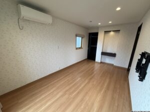1階8.3帖洋室　広々としております