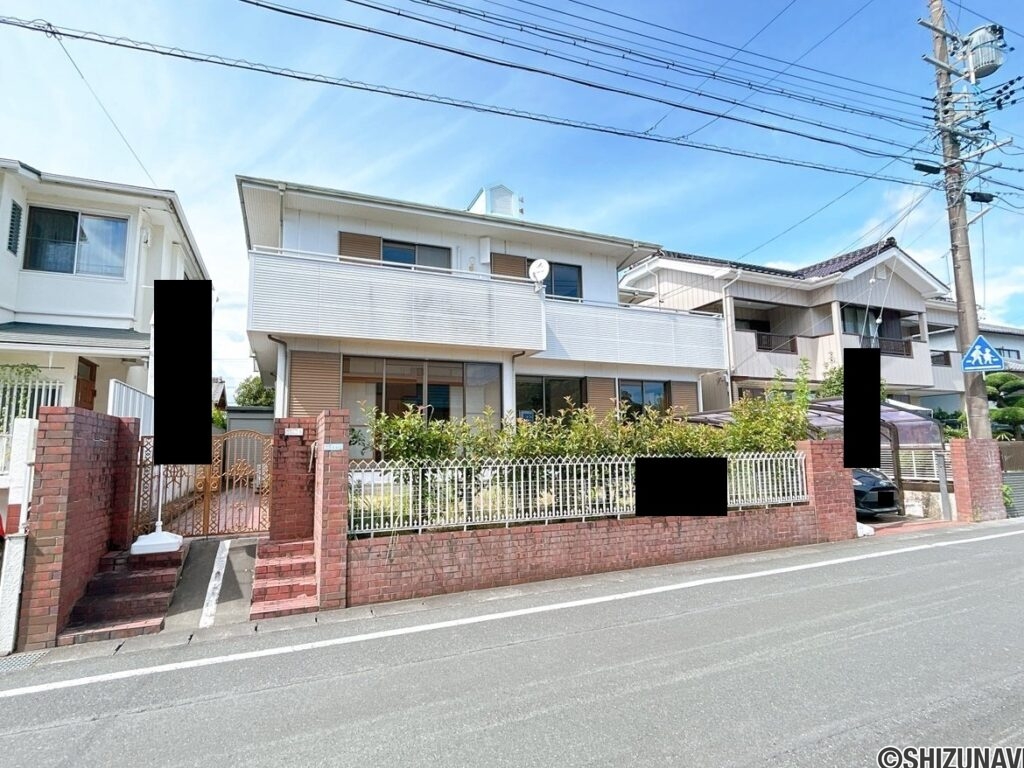 【リフォーム前/外観】駐車場の拡張工事を行います。外壁と屋根の塗装も行います。