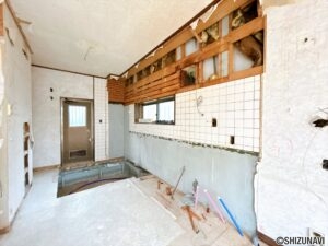 【リフォーム中/ダイニングキッチン】（9/26）キッチンの新品交換、フローリング上張りと建具交換、照明交換を行います。