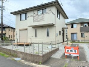 袋井市春岡　パナホーム施工　2013年築　駐車場6台の物件画像