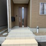 玄関　水栓もついていて便利ですね。電気自動車の充電コンセントもあります！