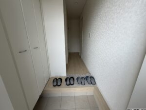 シンプルな玄関！収納もちゃんとございます。