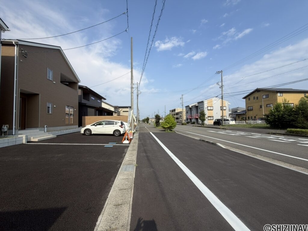 前面の歩道が広いので駐車もらくらくです。車通りも多くわないので駐車に気を使うことはないかと思います。