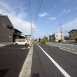 前面の歩道が広いので駐車もらくらくです。車通りも多くわないので駐車に気を使うことはないかと思います。