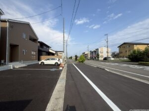 前面の歩道が広いので駐車もらくらくです。車通りも多くわないので駐車に気を使うことはないかと思います。